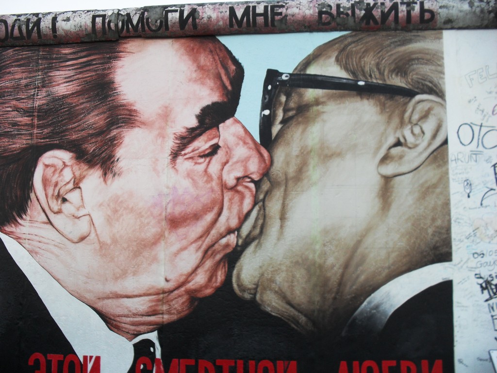 "O Beijo" - Famosa pintura na East Side Gallery